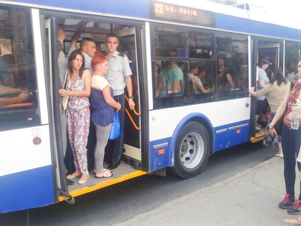 Locuitorii Capitalei se sufocă din cauza temperaturilor: „În autobuz ca-n saună”